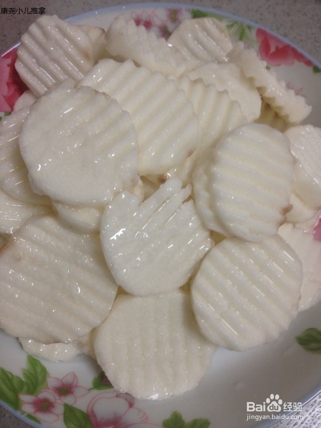 小朋友看着新奇的食物-干锅淮山