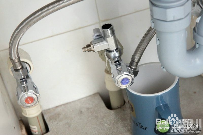 如何更换净水器的滤芯