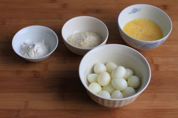 鱼子酱脆皮鹌鹑蛋吐司花杯