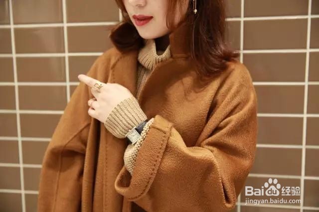 今年火热的焦糖色大衣该如何穿搭？