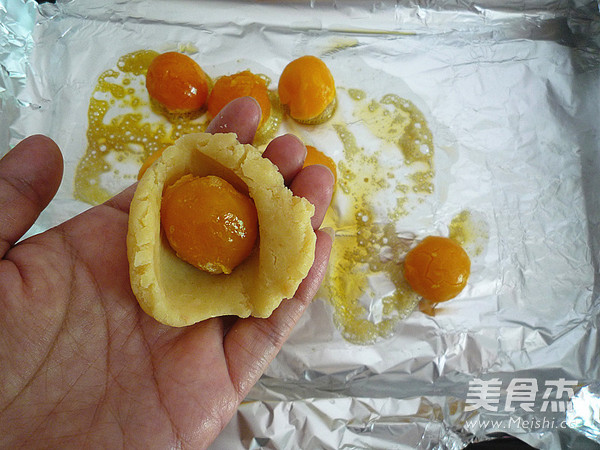 广式绿豆蛋黄月饼