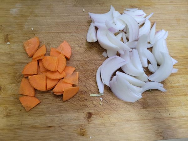 补血美食猪肝炒洋葱