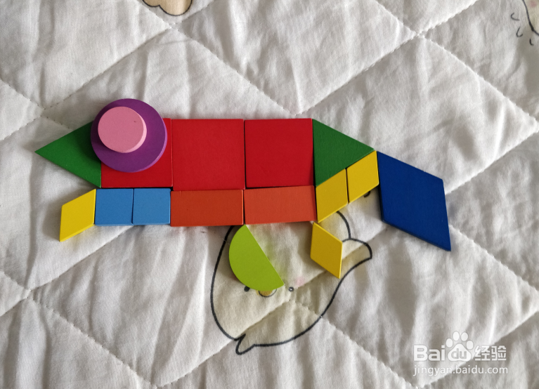 用几何形状积木怎么拼一条细长的海鱼?