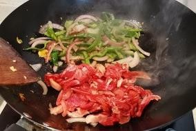 洋葱辣椒炒牛肉做法的简介