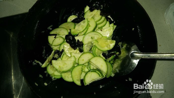 护肤素菜——西葫芦木耳炒鸡蛋