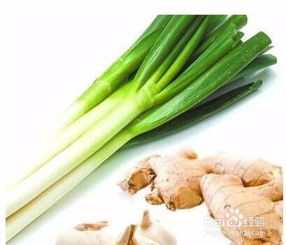 制作鲜香鱼头豆腐汤