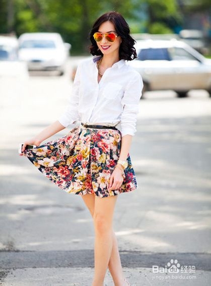 10款印花半身裙美搭,绽放光彩吸眼球