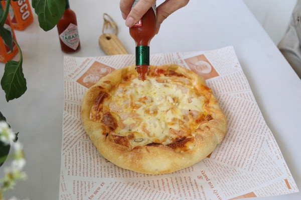 酸辣双倍芝士大虾蘑菇芝士卷边披萨