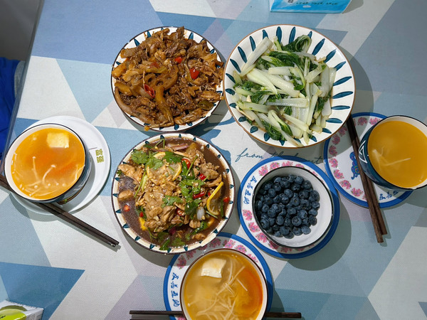 捞汁柠檬手撕鸡腿肉