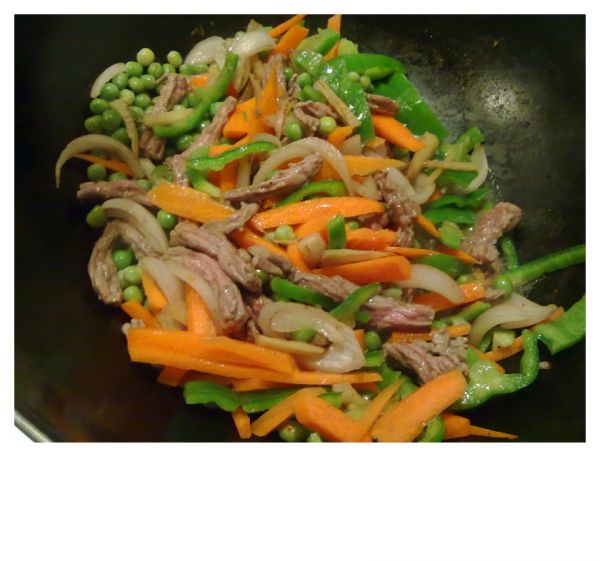 青豆青椒红萝卜炒牛肉丝
