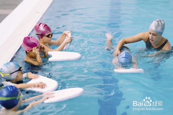 如何提高自由泳打腿技能