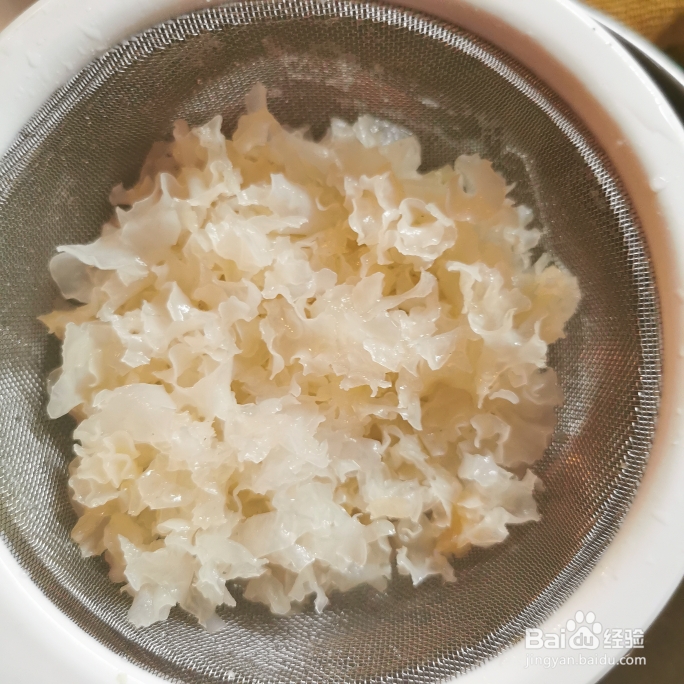给老公做桃胶皂角米银耳羹