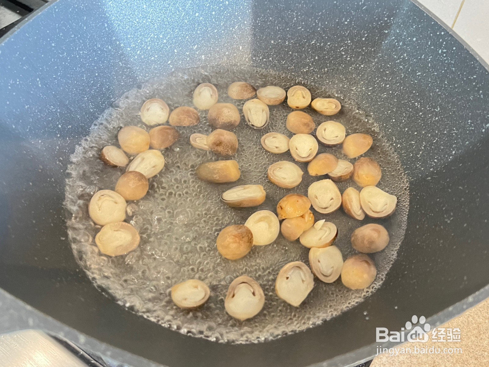 草菇焖鸡的做法