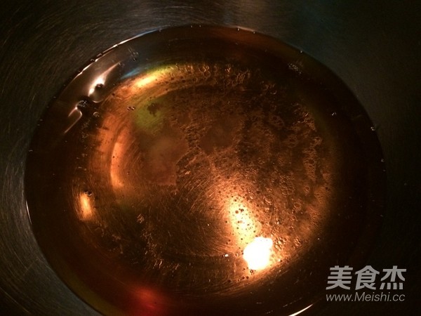 咸甜结合的莲蓉肉松蛋黄月饼