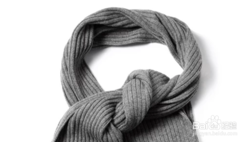 我们可以将围巾搭在脖子上,围巾的两端在胸前交叉打结即可.