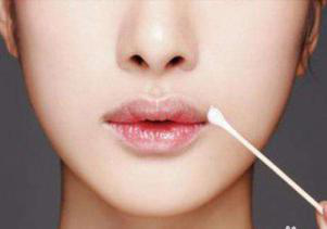 姿势不正确，再贵的口红涂着都不好看