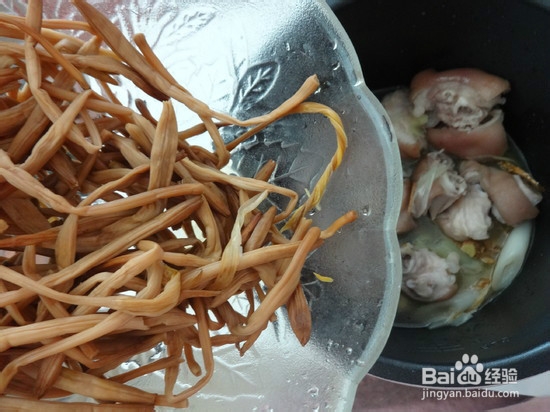 舌尖上的24节气处暑之【金针炖猪蹄】