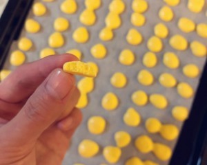 蛋黄溶豆的做法