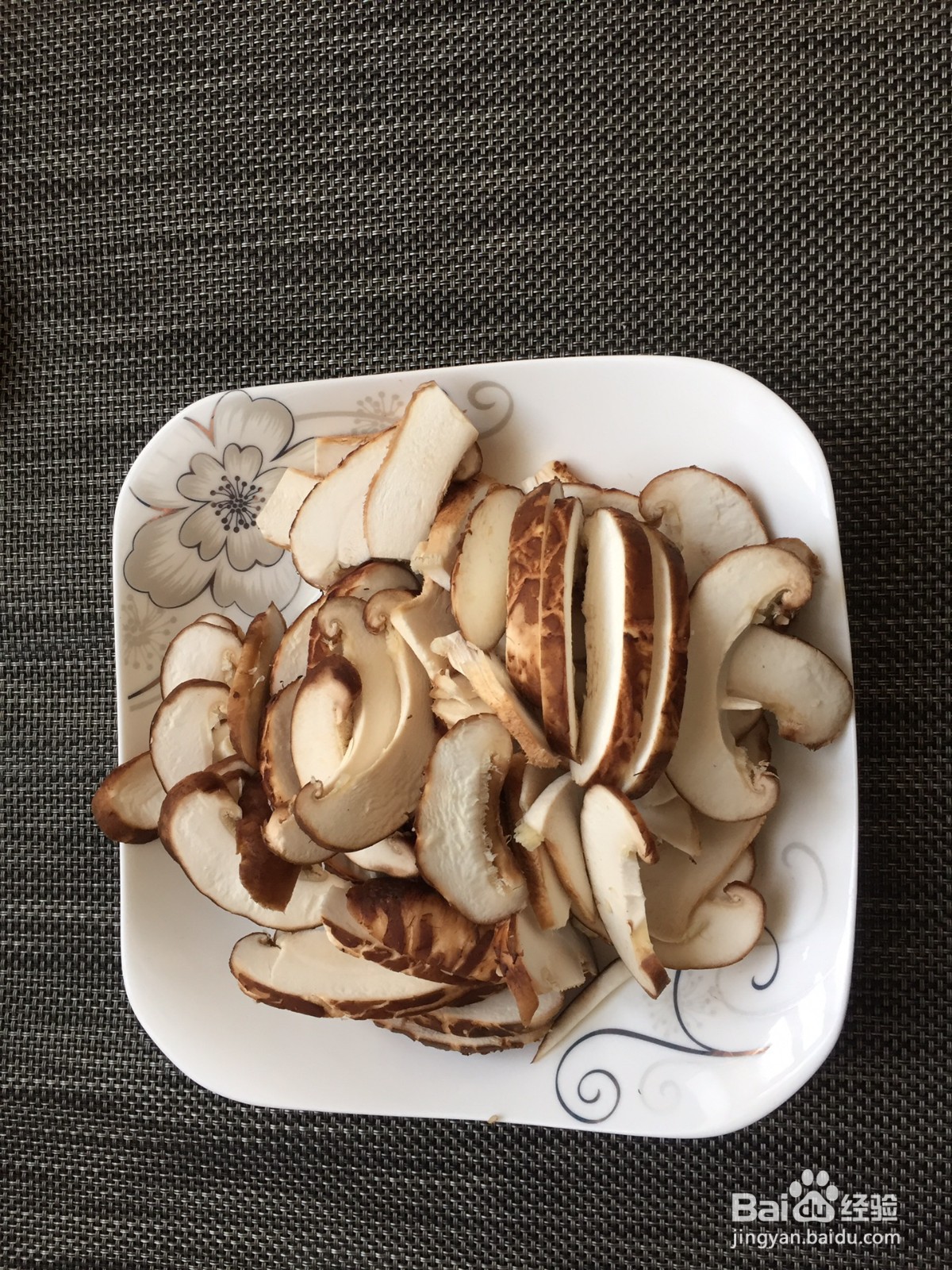 如何做出香辣香菇肥肠?