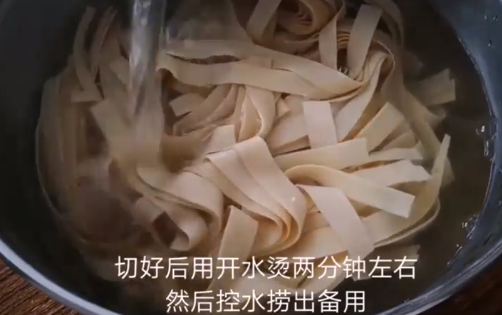 如何做家常炒豆皮？