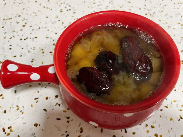 冰糖银耳红枣梨汤