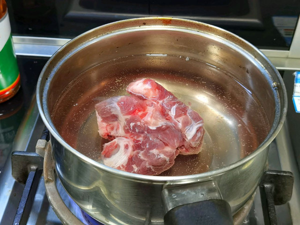 砂锅螃蟹炖骨汤