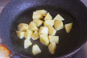 教你做出五花肉炖芸豆土豆