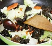 木耳胡萝卜炒卷心菜的家庭做法。