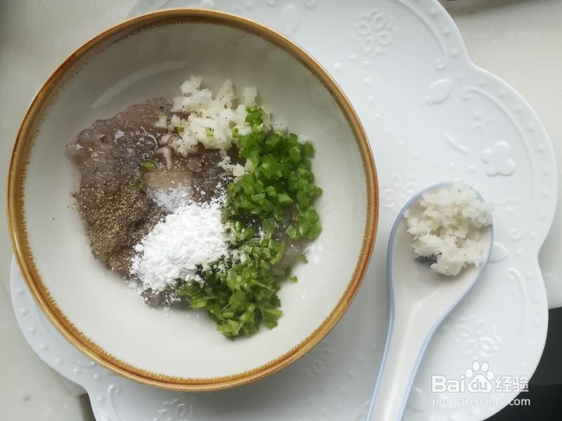 虾仁藕饼邂逅桃胶炖奶的做法