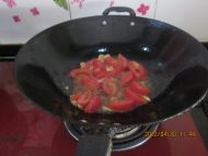 西红柿炒尖椒做法