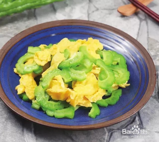 苦瓜炒蛋 一半是淡淡的苦，一半是淡淡的鲜甜