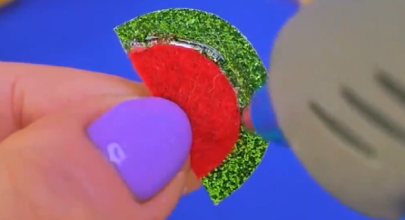 怎么给芭比制作文具本子