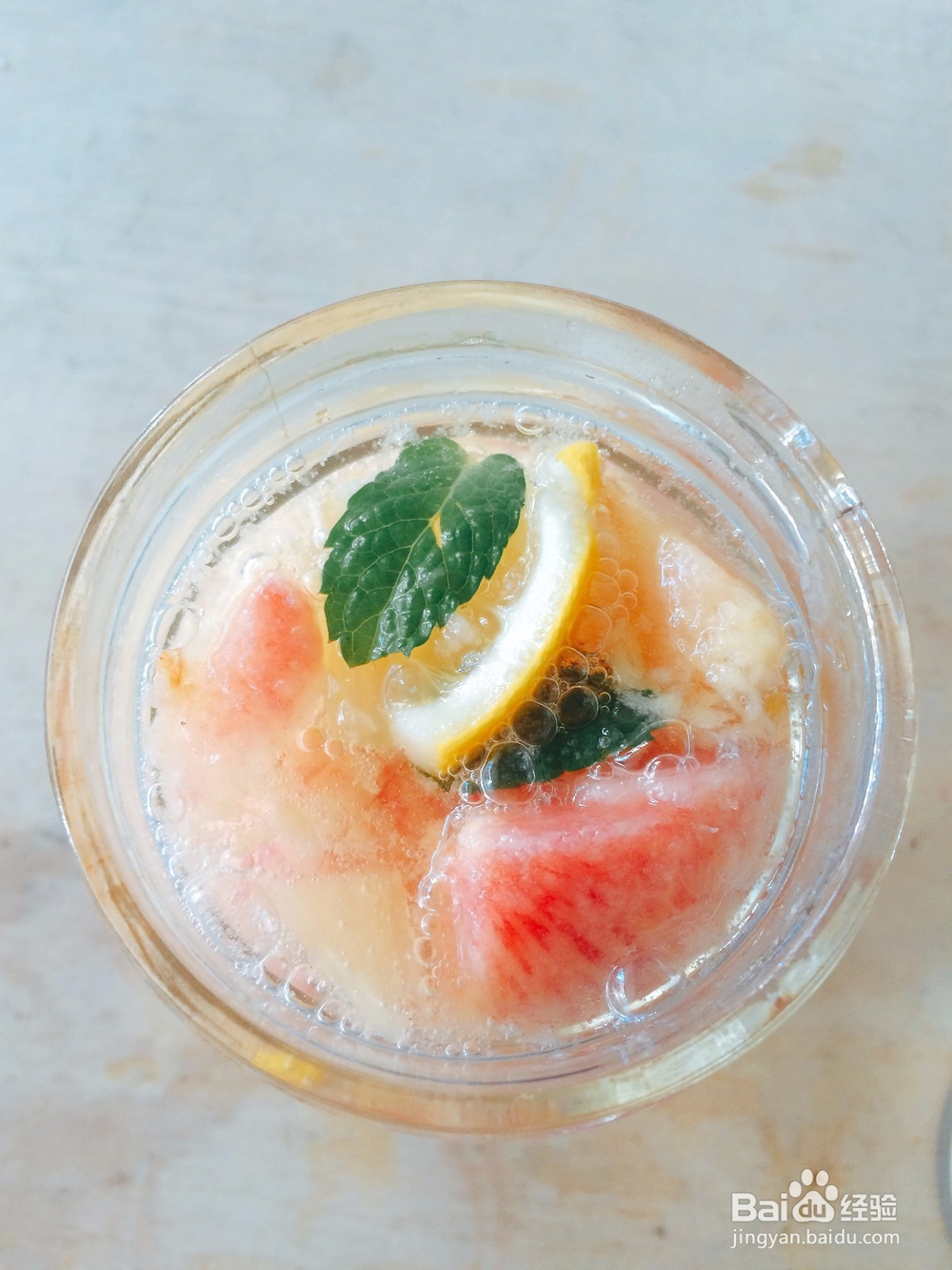 如何制作Detox water--柠檬蜜桃苏打水