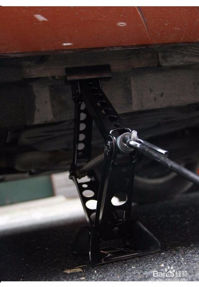 奥迪车车胎扎了怎么换？