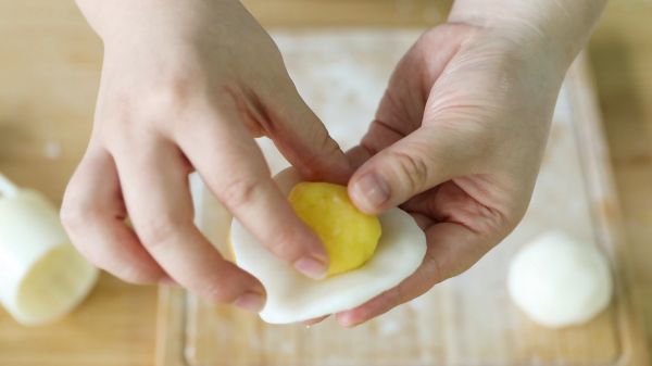 奶黄馅冰皮月饼啦