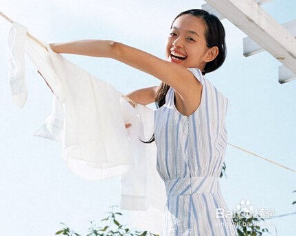 白色衣服被漂白液染色了该怎么办？