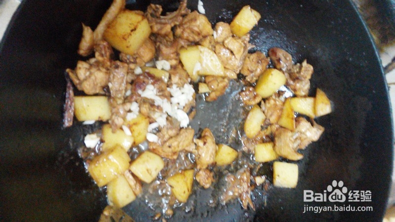 红烧土豆鸡块的做法。
