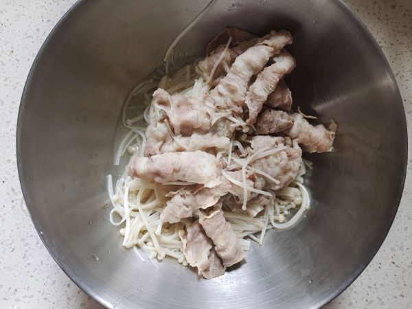 极鲜肥牛金针菇卷