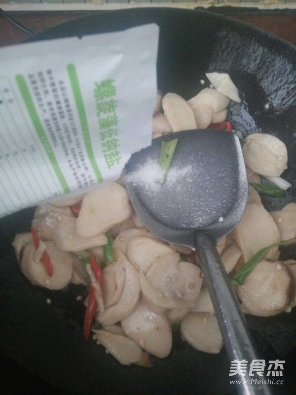 熘鸡腿菇的做法