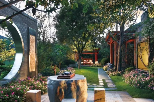 院子中央有一棵桂树怎么把句子写具体