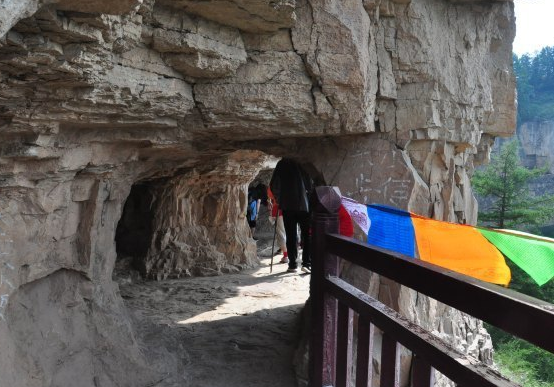 天梯石栈相钩连可以形容什么