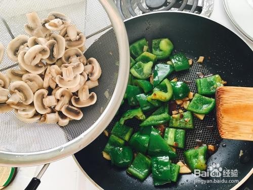 青椒素炒蘑菇怎么做