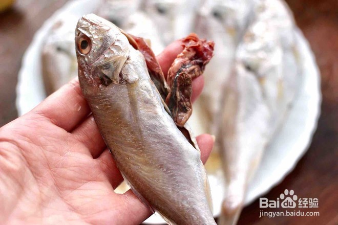 怎么做五香干炸大头宝鱼。