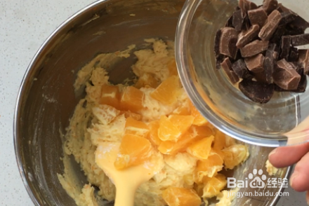 如何自制美味的香橙巧克力妙芙蛋糕？