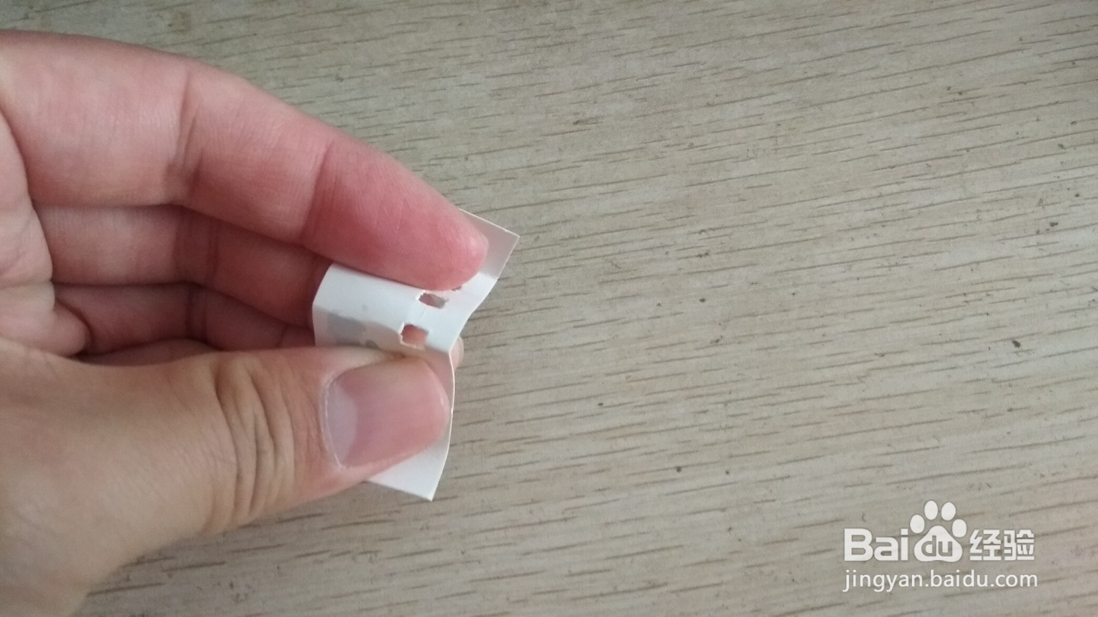 如何用带孔硬卡纸和中性笔芯做简易的中性笔支架