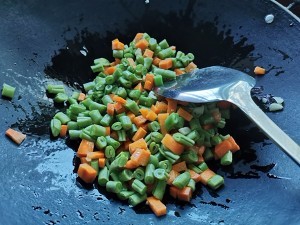 如何做出好吃的豆角焖饭