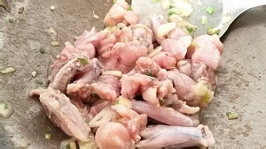 茭白小炒牛蛙的做法