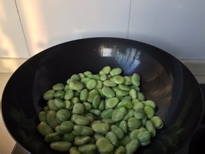 食补养生素炒蚕豆的做法