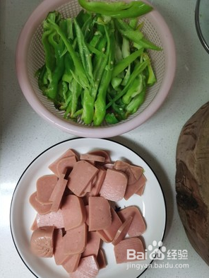 青椒炒火腿的简单做法