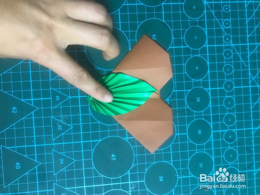 一个桃心上面带着叶子如何折?